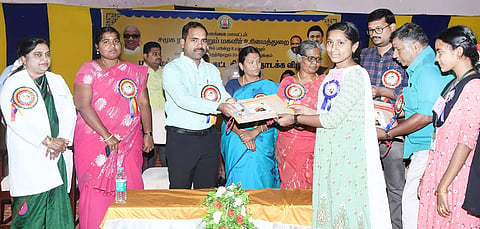 சிவகங்கை அரசு மருத்துவ கல்லூரி அரங்கில் மாணவிகளுக்கு மாதம் ரூ.1000 ஊக்கத்தொகை வழங்கும் திட்டத்தை கலெக்டர் மதுசூதன்ரெட்டி தொடங்கி வைத்து மாணவிகளுக்கு வங்கி கணக்கு புத்தகம், ஏ.டி.எம். கார்டை வழங்கினார்.