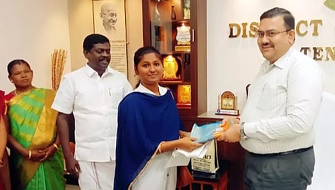 கலெக்டரிடம் ஊராட்சி மன்ற தலைவர் ஸாருகலா ரவி மனு போது எடுத்த படம். அருகில் மாவட்ட செயலாளர் சிவபத்மநாதன் உள்ளார்.