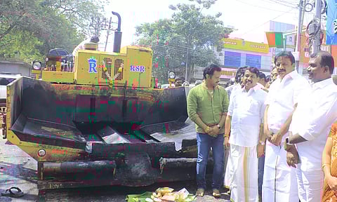 சாலை அமைக்கும் பணியை எம்.எல்.ஏ.க்கள் அப்துல்வகாப், நயினார்நாகேந்திரன் தொடங்கி வைத்த காட்சி. அருகில் துணைமேயர் கே.ஆர்.ராஜூ.