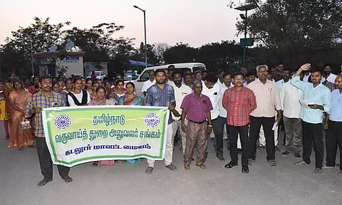 வருவாய் துறை அலுவலர்கள் சங்கம் சார்பில் ஆர்ப்பாட்டம் நடந்தது.