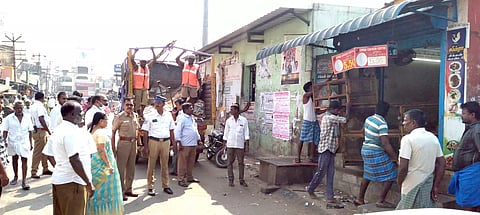 ஆரணியில் ஆக்கிரமிப்பு அகற்றப்பட்ட காட்சி.