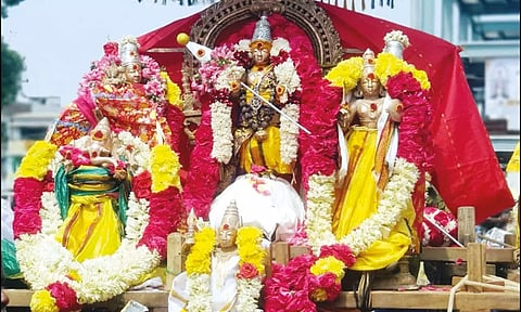 மஞ்சள் நீராட்டு விழாவையொட்டி சாமி சிறப்பு அலங்காரத்தில் அருள்பாலித்த காட்சி.