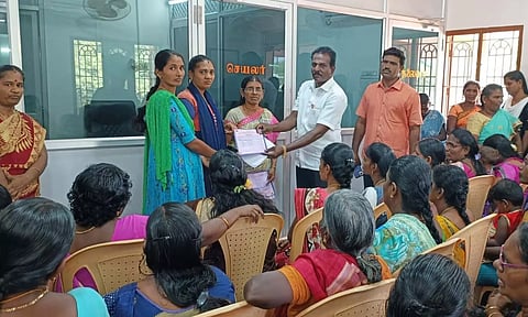 கடன் தள்ளுபடி சான்றிதழ்களை கூட்டுறவு சங்க தலைவர் அறவாழி வழங்கிய காட்சி.