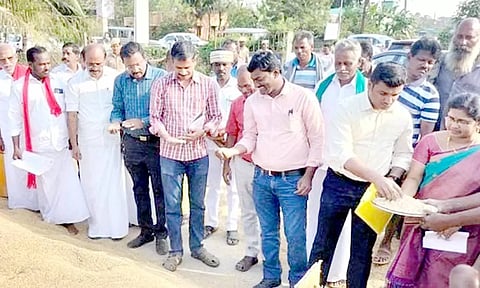 அருள் மொழிபேட்டை நேரடி நெல் கொள்முதல் நிலையத்தில் மத்திய குழுவினர் ஆய்வு நடத்தினர்.