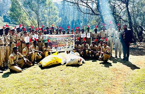 குன்னூர் ரேலியா அணையில் தூய்மை பணி
