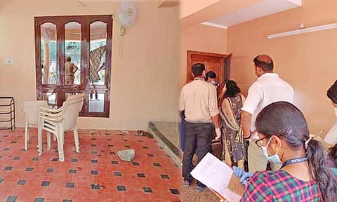 மத்திய மந்திரி முரளீதரன் வீட்டில் விசாரணை நடத்தும் போலீசார்.