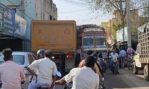 நெடுஞ்சாலை விரிவாக்கத்திற்கு கொண்டு செல்லப்படும் செம்மண் லாரிகளால் காட்டுமன்னார்கோவில் சாலைகளில் போக்குவரத்து நெரிசல் ஏற்பட்டுள்ளது. 