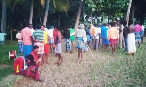 போராட்டத்தில் ஈடுபட்ட கிராம மக்கள்.