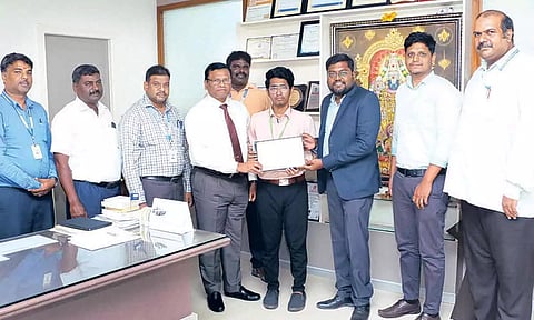 தேசிய மென் பொருள் போட்டியில் முதல் பரிசு மாணவனுக்கு பாராட்டு விழா நடந்த காட்சி.