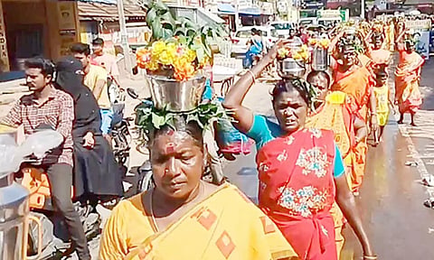 பால்குட ஊர்வலம் நடந்தது.