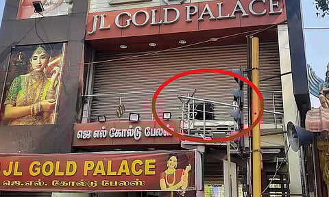 நகைக்கடையில் 9 கிலோ நகை கொள்ளை வழக்கு- வீடியோ பதிவுகள் தெளிவாக இல்லாததால் குற்றவாளிகளை பிடிப்பதில் சிக்கல்