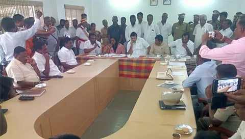 அமைச்சர் மதிவேந்தன் தலைமையில் ஆய்வு கூட்டம் நடைபெற்ற போது எடுத்த படம்.