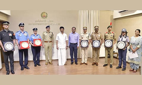 குடியரசு தின விழா அணிவகுப்பில் கலந்து கொண்ட பல்வேறு படைப்பிரிவினருக்கு கேடயங்களை வழங்கிய மு.க. ஸ்டாலின்