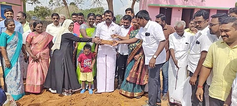 வகுப்பறை கூடுதல் கட்டிடத்திற்கு மாவட்ட பஞ்சாயத்து தலைவர் வி.எஸ்.ஆர்.ஜெகதீஷ் அடிக்கல் நாட்டியபோது எடுத்த படம்.