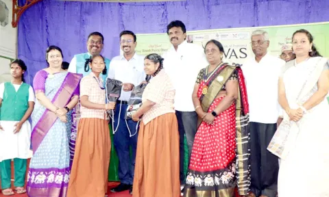 மாணவிகளுக்கு கலெக்டர் தினேஷ் பொன்ராஜ் ஆலிவர் பரிசு வழங்கினார்.