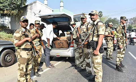 பறக்கும் படையினருடன் இணைந்து துணை ராணுவத்தினர் தீவிர வாகன சோதனை