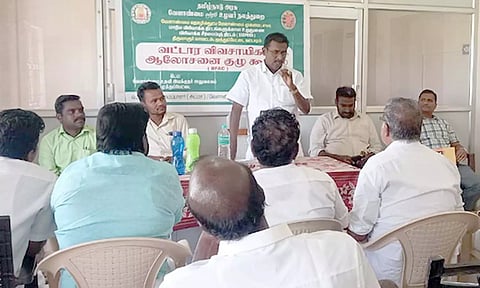 கூட்டத்தில் வட்டார விவசாய ஆலோசனை குழு தலைவர் மனோகரன் பேசினார்.