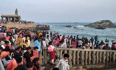 கன்னியாகுமரி கடற்கரையில் இன்று காலை குவிந்திருந்த சுற்றுலா பயணிகளை படத்தில் காணலாம்.