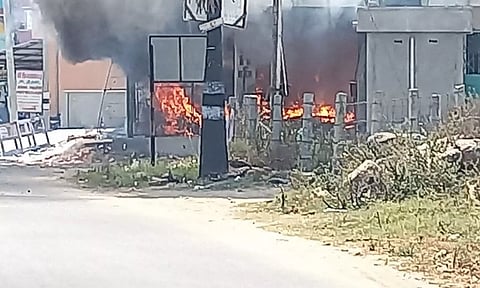 வாணியம்பாடி அருகே பட்டாசு கடையில் தீ விபத்து- குழந்தை உள்பட 2 பேர் பலி