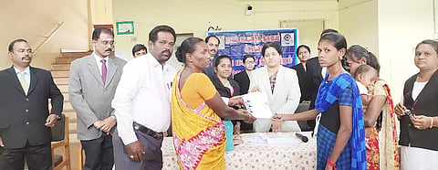 தேசிய மக்கள் நீதிமன்றத்தில் பயனாளிகளுக்கு இழப்பீட்டு தொகை வழங்கப்பட்டது.