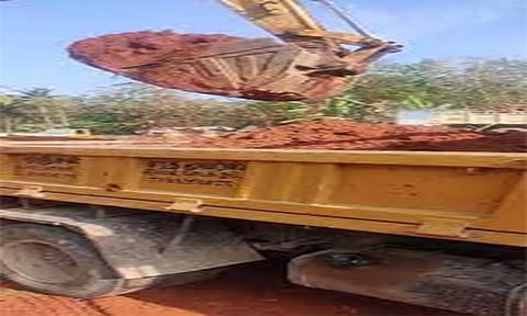 ஏரியில் மண் அள்ளிய டிராக்டர் பறிமுதல்