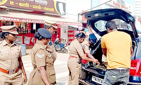 தஞ்சை பழைய பஸ் நிலையம் அருகில் வாகன சோதனையில் ஈடுபட்ட போலீசார்.