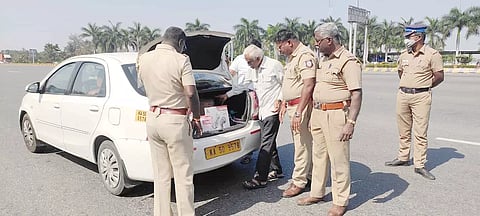 திருவண்ணாமலையில் 4 ஏ.டி.எம் இயந்திரத்தை உடைத்து கொள்ளையடித்ததன் எதிரொலியாக தருமபுரி மாவட்டம் பாளையம் புதூர் சுங்கச்சாவடியில் தொப்பூர் காவல்துறையினர் தீவிர வாகன சோதனையில் ஈடுபட்டனர்.