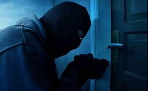 கடையின் பூட்டை உடைத்து குத்து விளக்கு திருடிய 2 சிறுவர்கள் காப்பகத்தில் அடைப்பு.