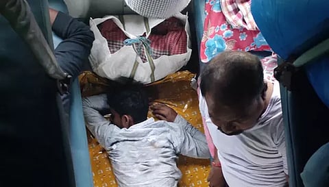 முன்பதிவு பெட்டிகளில் தொல்லை தரும் பயணிகள்- சாதாரண டிக்கெட் எடுத்துக்கொண்டு வழியில் படுப்பதால் அவதி