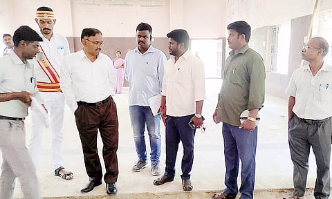 புனரமைப்பு பணிகள் நடந்து வருவதை கலெக்டர் மகாபாரதி பார்வையிட்டார்.