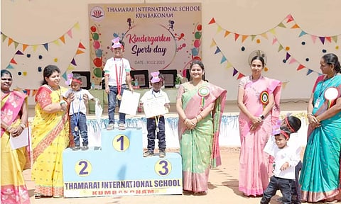 வெற்றிபெற்ற மாணவர்களுக்கு சான்றிதழ் வழங்கப்பட்டது.