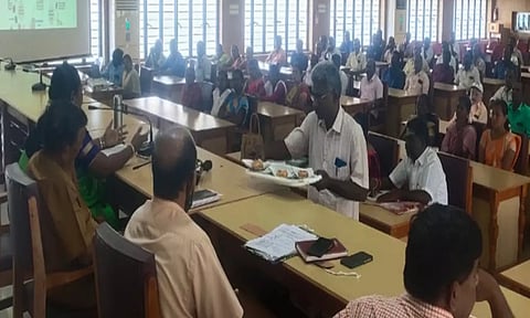 அகஸ்தீஸ்வரம் வட்டாரத்துக்கு உட்பட்ட ரேஷன் கடை விற்பனையாளர்களுக்கு ஒரே நாடு, ஒரே ரேஷன் கார்டு குறித்த பயிற்சி முகாம் நடந்த போது எடுத்த படம்.