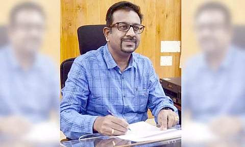 கலெக்டர் தினேஷ் பொன்ராஜ் ஆலிவர்.