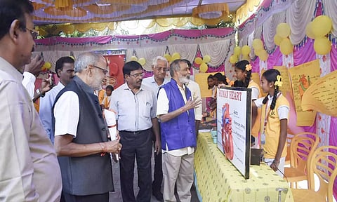 மாணவர்களின் அறிவியல் கண்காட்சியை பார்வையிட்ட இஸ்ரோ விஞ்ஞானிகள்