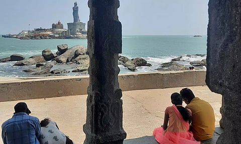 கடற்கரையில் உள்ள மண்டபங்களில் அமர்ந்து இருந்த காதல் ஜோடிகளை காணலாம்.