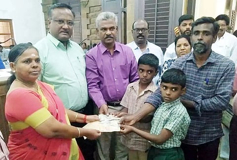சேமித்த உண்டியல் பணத்தை துருக்கி நிவாரண நிதிக்கு வழங்கிய மாணவர்கள்