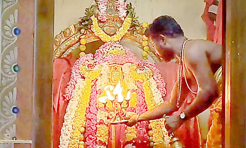 வடுக பைரவருக்கு தீபாராதனை காண்பிக்கப்பட்டது.