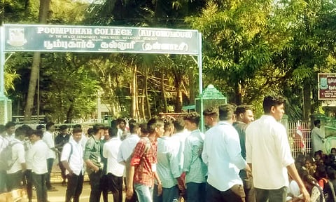 போராட்டத்தில் ஈடுப்பட்ட கல்லூரி மாணவர்கள்.