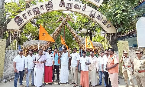 காதலர் தினத்துக்கு எதிர்ப்பு தெரிவித்து இந்து அமைப்பினர் ஆர்ப்பாட்டம்- ஆதரித்து இனிப்பு வழங்கியவர்களால் பரபரப்பு