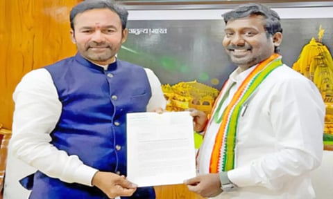 சுற்றுலாத்துறை மந்திரியிடம் விஜய் வசந்த் எம்.பி. மனு அளித்தபோது எடுத்த படம் 