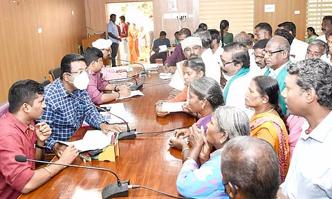 கூட்டத்தில் கலெக்டர் தினேஷ் பொன்ராஜ் ஆலிவரிடம், பொதுமக்கள் மனு அளித்தனர்.