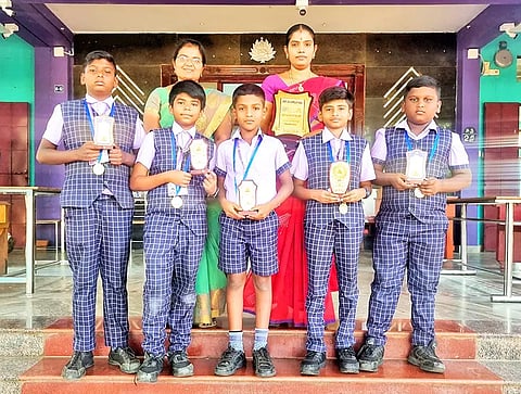 சிலம்ப போட்டியில் வெற்றி பெற்ற மாணவர்களை படத்தில் காணலாம்.