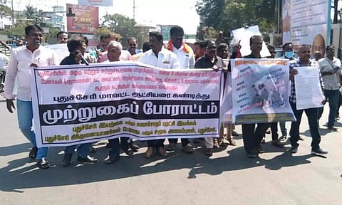 பேனர் கட்அவுட் அகற்றாததை கண்டித்து சமூக அமைப்பினர் கலெக்டர் அலுவலகத்தை முற்றுகையிட ஊர்வலமாக வந்த காட்சி.