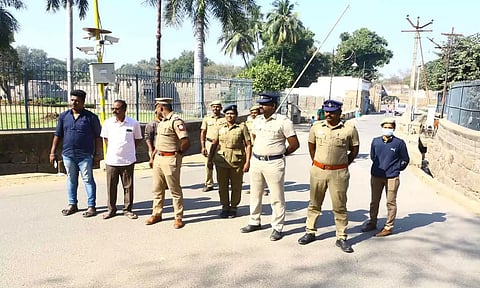காதலர் தினத்தையொட்டி வேலூர் கோட்டை நுழைவு வாயிலில் போலீஸ் பாதுகாப்பு போடப்பட்டுள்ள காட்சி.