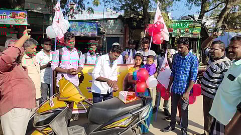 மேலப்பாளையத்தில் கேக் வெட்டி காதலர் தினம் கொண்டாடிய ஜனநாயக வாலிபர் சங்கத்தினர்.