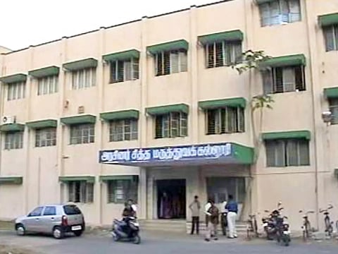 சித்தா மருத்துவ கல்லூரியில் 2-வது நாளாக பயிற்சி டாக்டர்கள் போராட்டம்