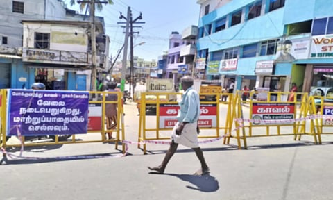 தடுப்பு வைத்து சாலை மூடப்பட்டு உள்ளதை காணலாம்.