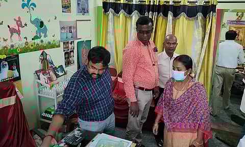 போலி கிளினிக்கை சோதனை செய்யும் அதிகாரிகள்