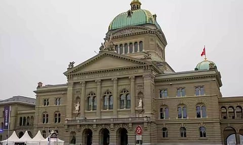 சுவிட்சர்லாந்தில் பாராளுமன்றத்தில் தாக்குதல் நடத்த திட்டம்- வெடிகுண்டுடன் வாலிபர் சிக்கியதால் பரப்பரப்பு