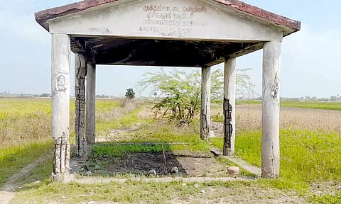 பழுதடைந்த நிலையில் உள்ள மயான கொட்டகை.